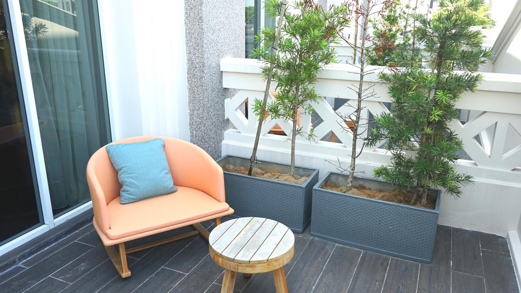 The George Penang By The Crest Collection Hotel George Town Exterior photo A balcony in a hotel